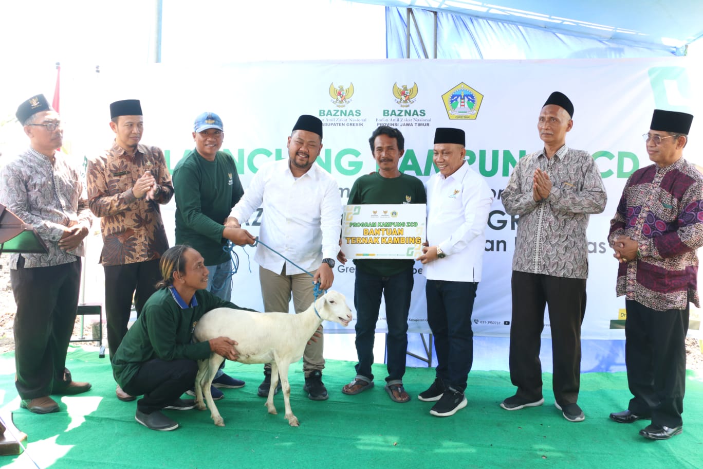 Bupati Gresik Tingkatkan Perekonomian Mustahik Melalui Ekosistem Peternakan Kampung ZCD